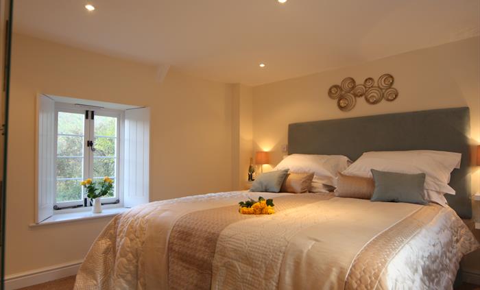 Tintern Abbey Cottage  Superking master bedroom Abbey View